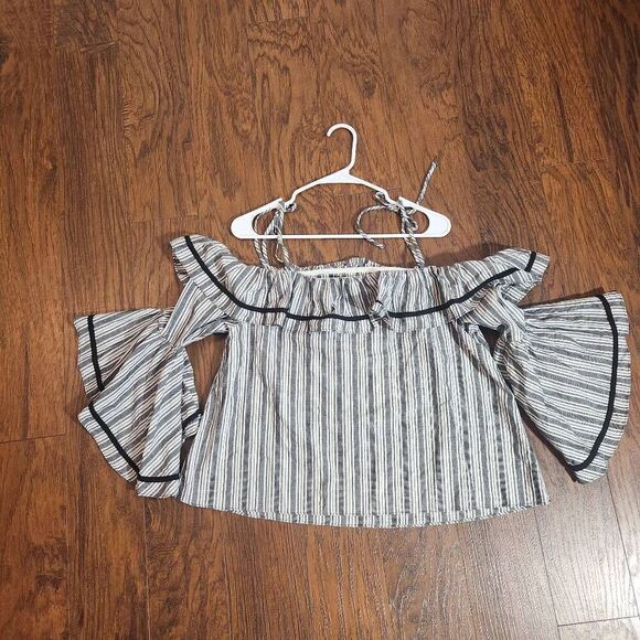 Dance & Marvel Off-shoulder flare-sleeve top - Picture 2 of 6